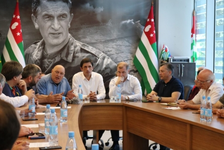 Ожидание и реальность: новая оппозиция в Абхазии набирает обороты